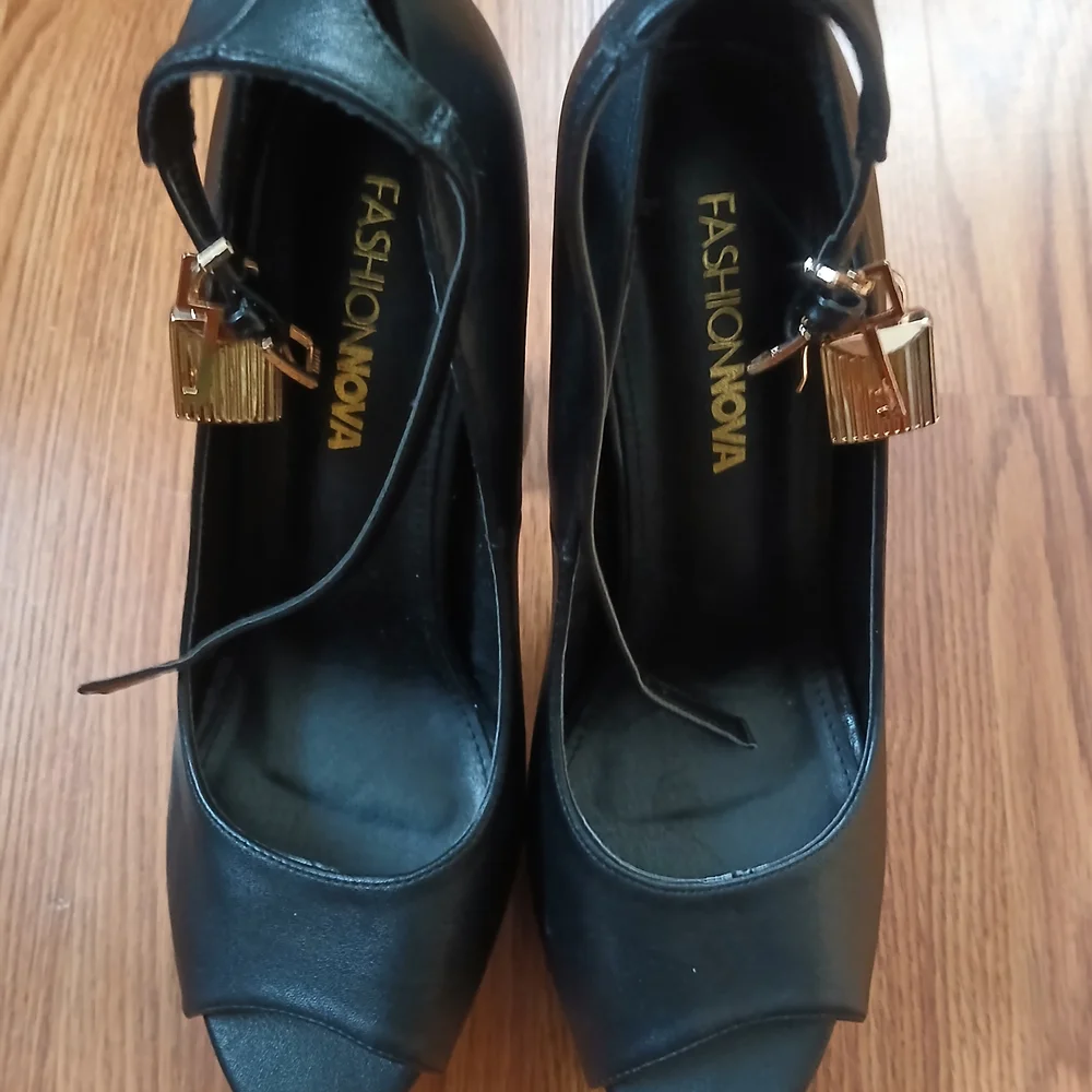 Fashion Nova Maray Platform Heels Womens 10 Black Padlock‎ Charm Peep Toe Block